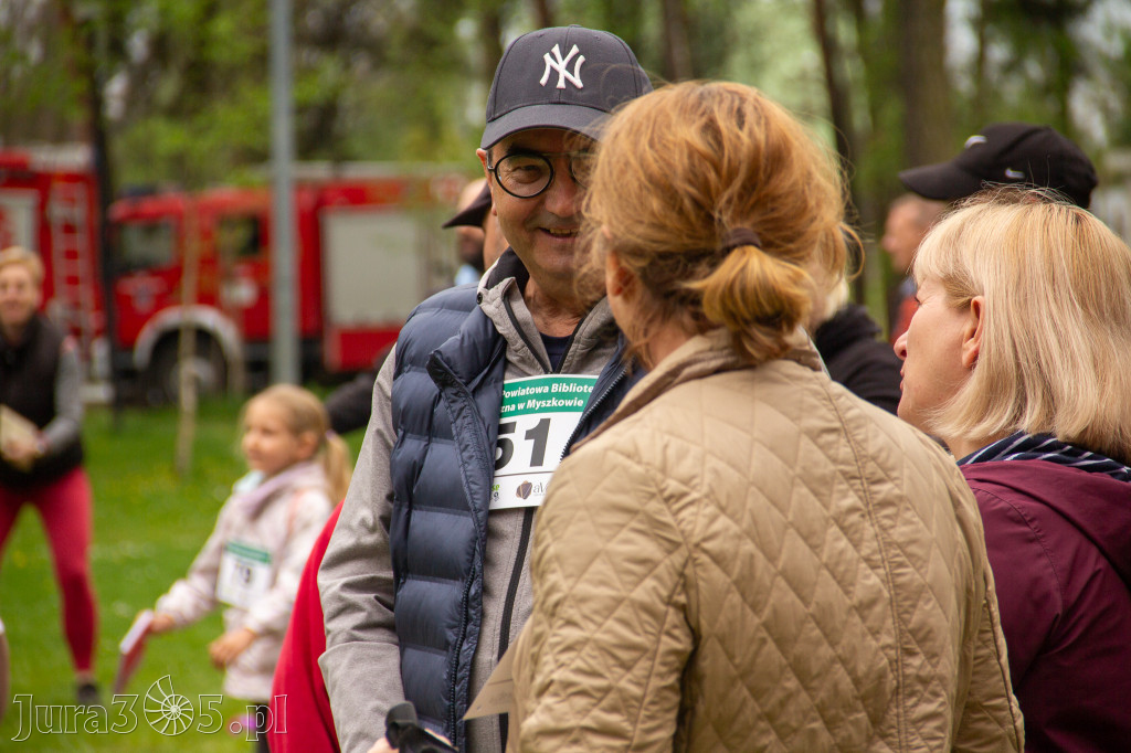Fotorelacja: VIII Familijny Biegu z Książką w Myszkowie OCZYTANI BIEGACZE