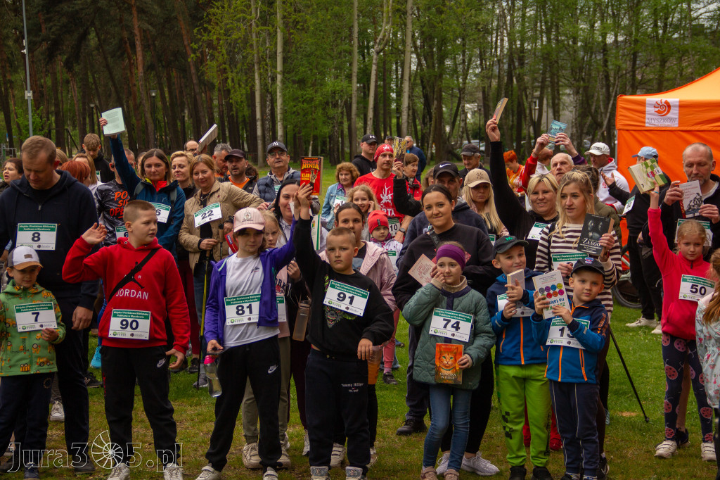 Fotorelacja: VIII Familijny Biegu z Książką w Myszkowie OCZYTANI BIEGACZE