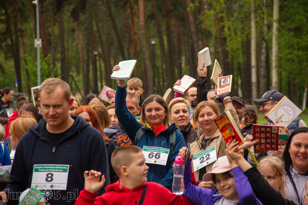 Fotorelacja: VIII Familijny Biegu z Książką w Myszkowie OCZYTANI BIEGACZE