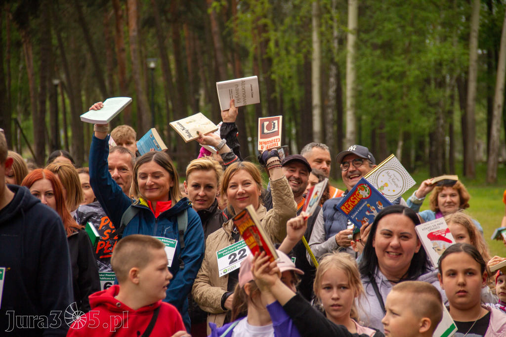Fotorelacja: VIII Familijny Biegu z Książką w Myszkowie OCZYTANI BIEGACZE