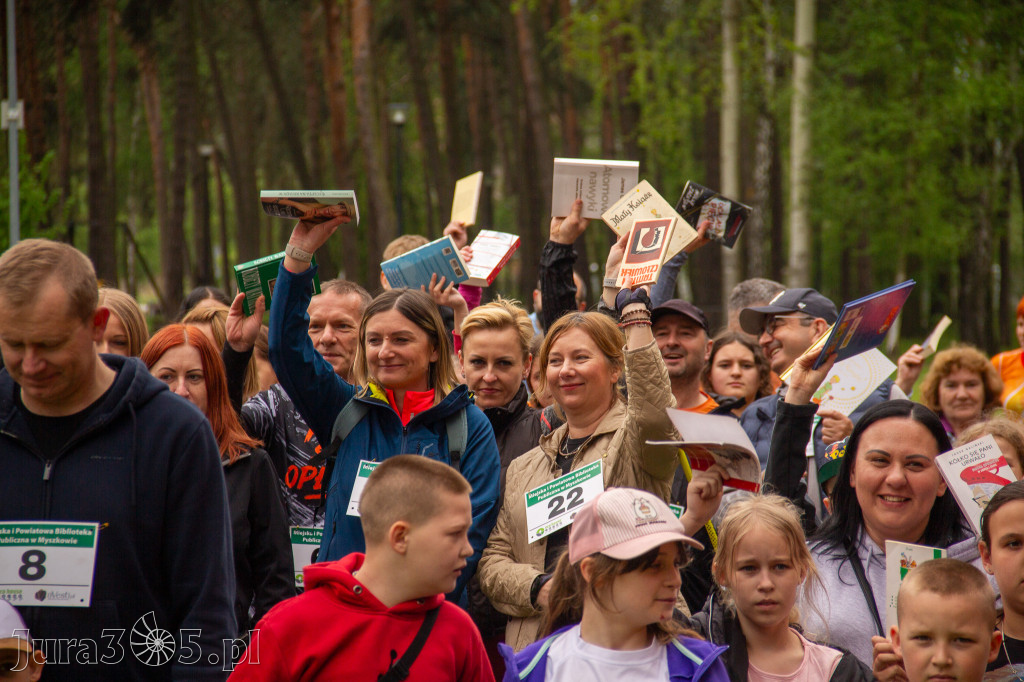 Fotorelacja: VIII Familijny Biegu z Książką w Myszkowie OCZYTANI BIEGACZE