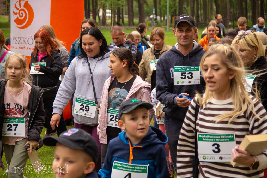 Fotorelacja: VIII Familijny Biegu z Książką w Myszkowie OCZYTANI BIEGACZE