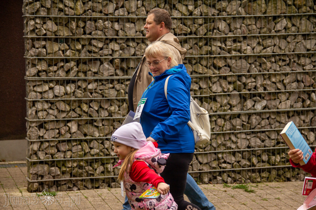 Fotorelacja: VIII Familijny Biegu z Książką w Myszkowie OCZYTANI BIEGACZE