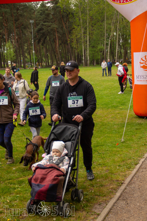 Fotorelacja: VIII Familijny Biegu z Książką w Myszkowie OCZYTANI BIEGACZE