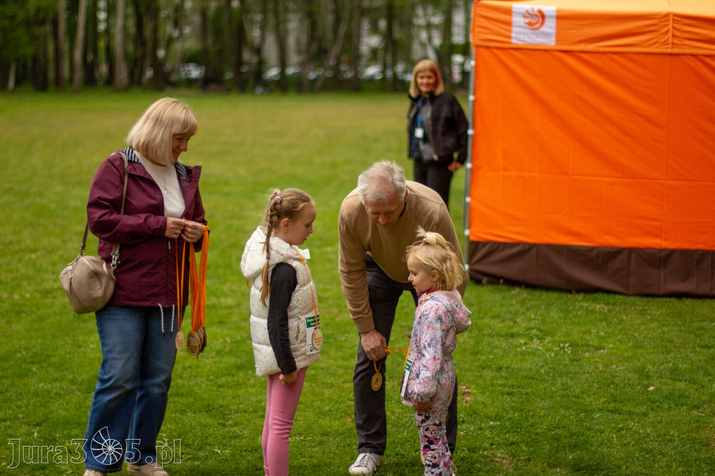 Fotorelacja: VIII Familijny Biegu z Książką w Myszkowie OCZYTANI BIEGACZE