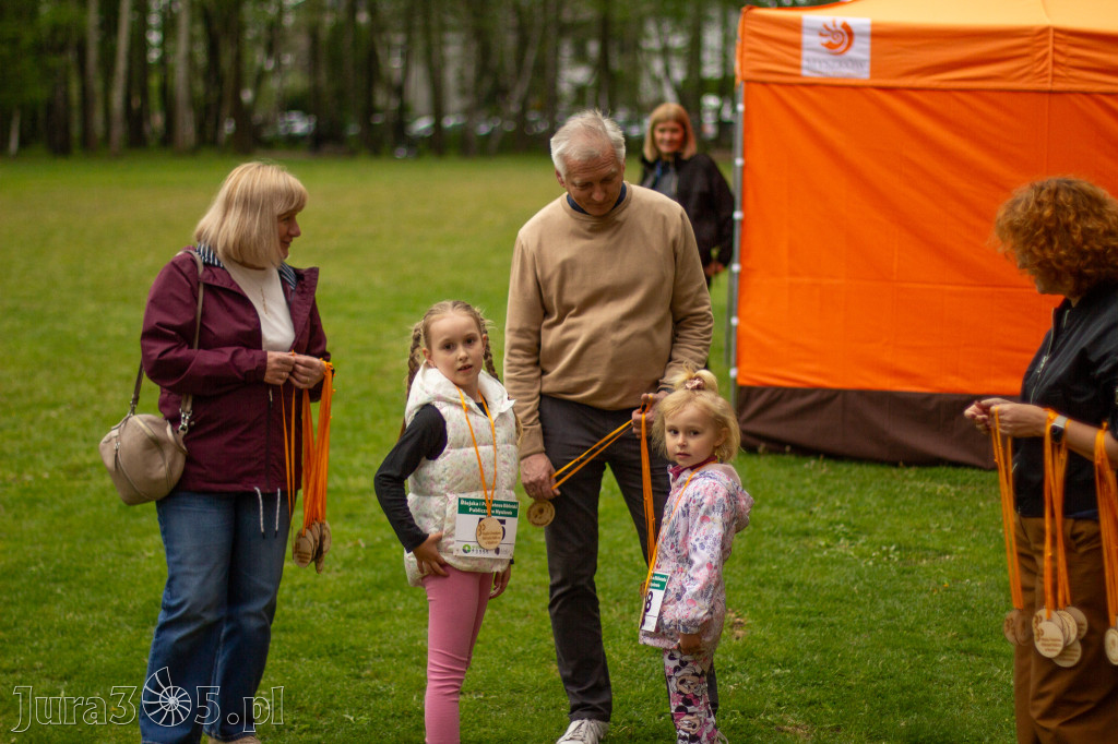 Fotorelacja: VIII Familijny Biegu z Książką w Myszkowie OCZYTANI BIEGACZE