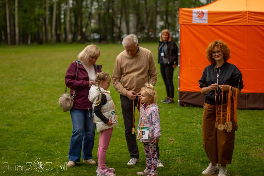 Fotorelacja: VIII Familijny Biegu z Książką w Myszkowie OCZYTANI BIEGACZE