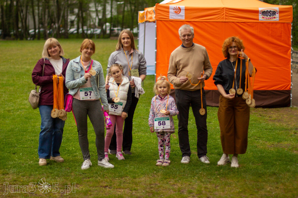 Fotorelacja: VIII Familijny Biegu z Książką w Myszkowie OCZYTANI BIEGACZE
