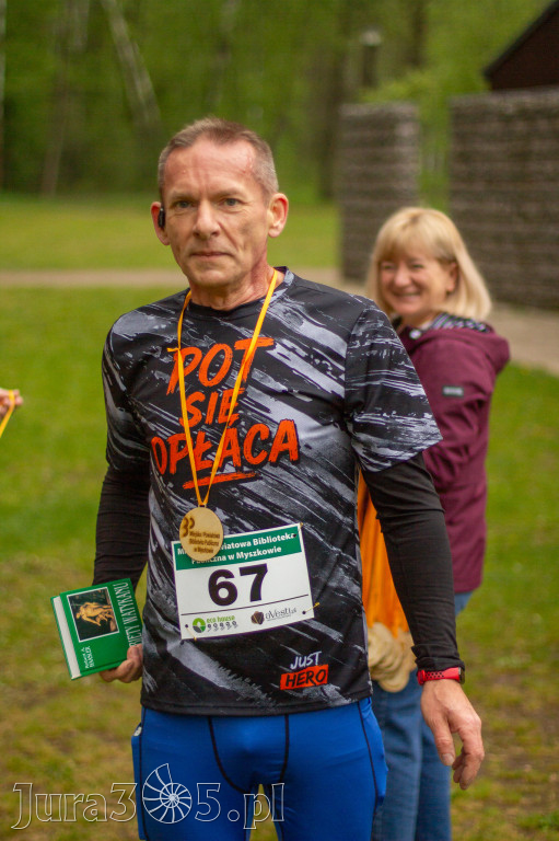 Fotorelacja: VIII Familijny Biegu z Książką w Myszkowie OCZYTANI BIEGACZE
