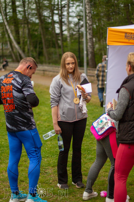 Fotorelacja: VIII Familijny Biegu z Książką w Myszkowie OCZYTANI BIEGACZE