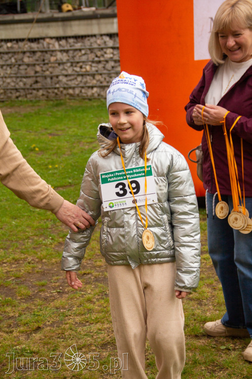 Fotorelacja: VIII Familijny Biegu z Książką w Myszkowie OCZYTANI BIEGACZE