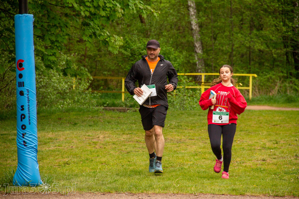 Fotorelacja: VIII Familijny Biegu z Książką w Myszkowie OCZYTANI BIEGACZE
