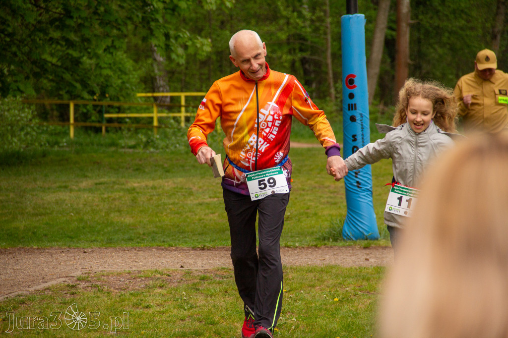 Fotorelacja: VIII Familijny Biegu z Książką w Myszkowie OCZYTANI BIEGACZE