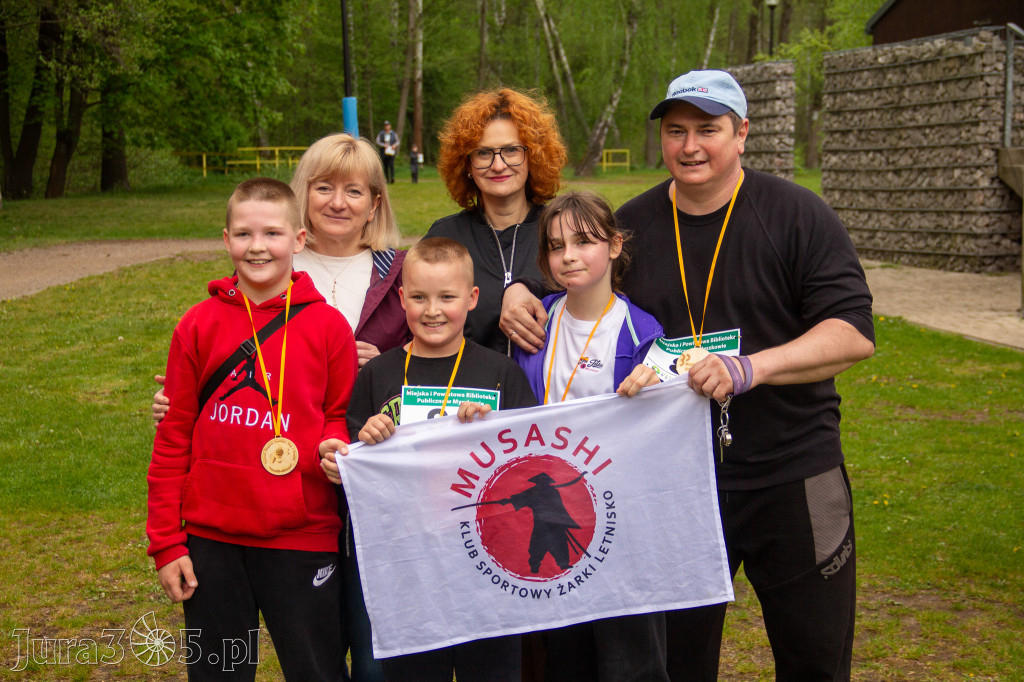 Fotorelacja: VIII Familijny Biegu z Książką w Myszkowie OCZYTANI BIEGACZE