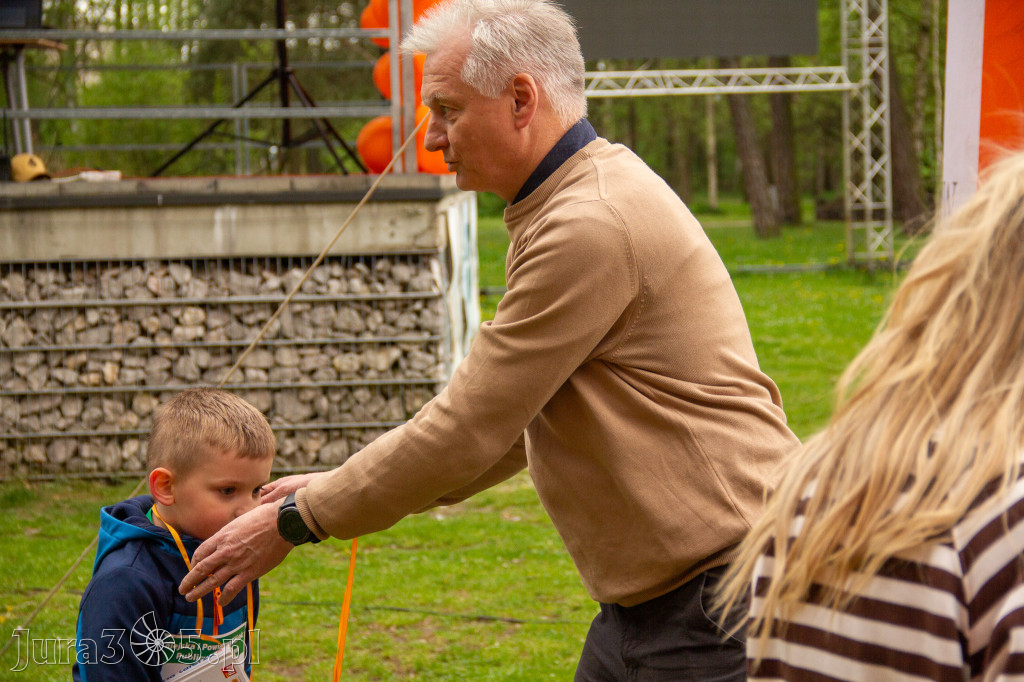 Fotorelacja: VIII Familijny Biegu z Książką w Myszkowie OCZYTANI BIEGACZE