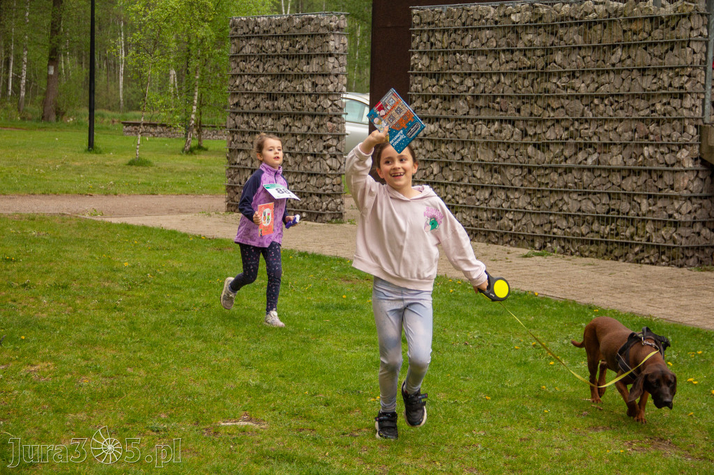 Fotorelacja: VIII Familijny Biegu z Książką w Myszkowie OCZYTANI BIEGACZE