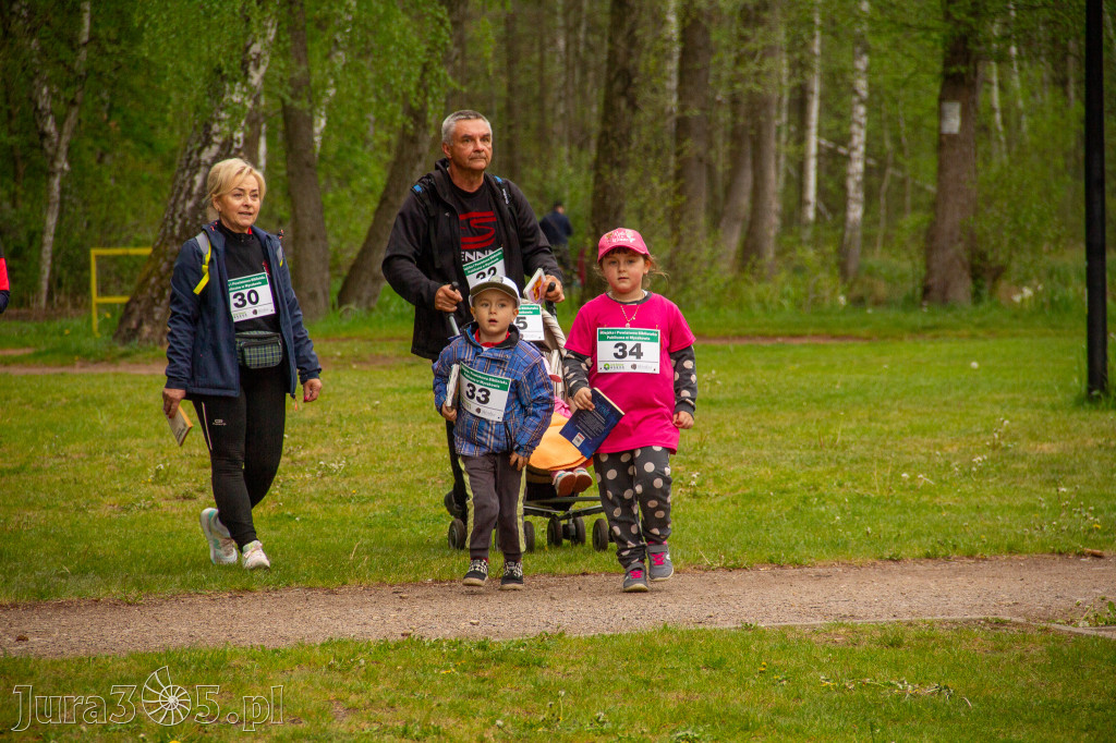Fotorelacja: VIII Familijny Biegu z Książką w Myszkowie OCZYTANI BIEGACZE