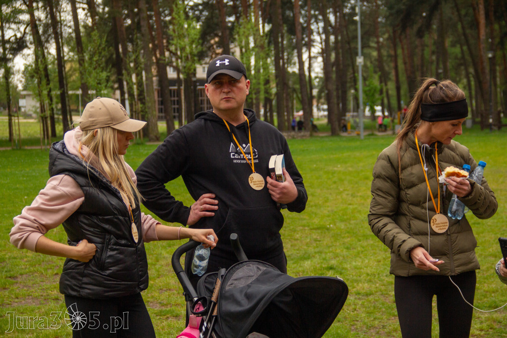 Fotorelacja: VIII Familijny Biegu z Książką w Myszkowie OCZYTANI BIEGACZE