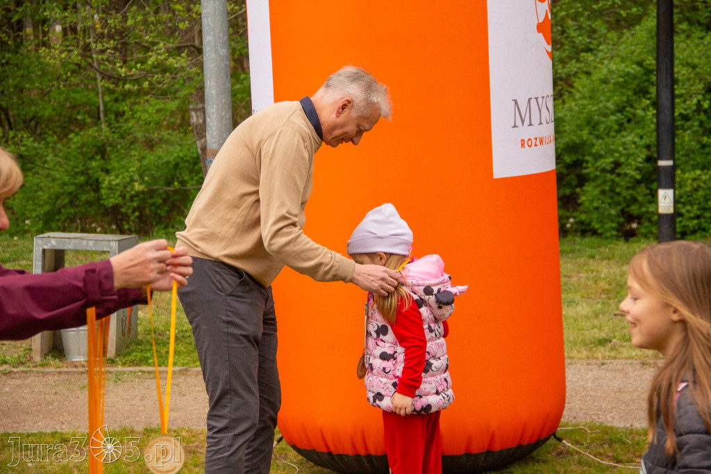 Fotorelacja: VIII Familijny Biegu z Książką w Myszkowie OCZYTANI BIEGACZE