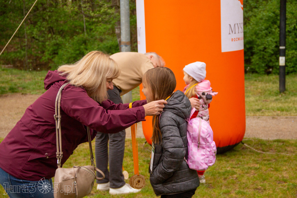Fotorelacja: VIII Familijny Biegu z Książką w Myszkowie OCZYTANI BIEGACZE