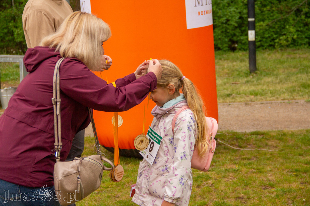Fotorelacja: VIII Familijny Biegu z Książką w Myszkowie OCZYTANI BIEGACZE
