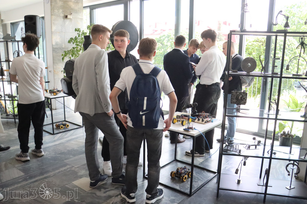 Fotorelacja: „Lato na propsie” - wernisaż wystawy w MOK Zawiercie