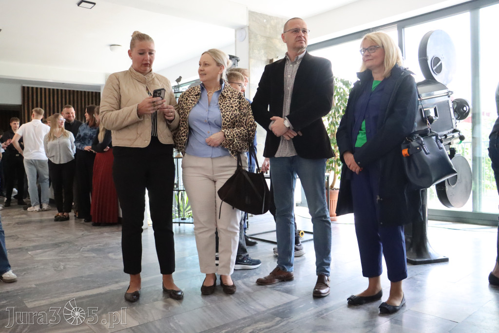 Fotorelacja: „Lato na propsie” - wernisaż wystawy w MOK Zawiercie