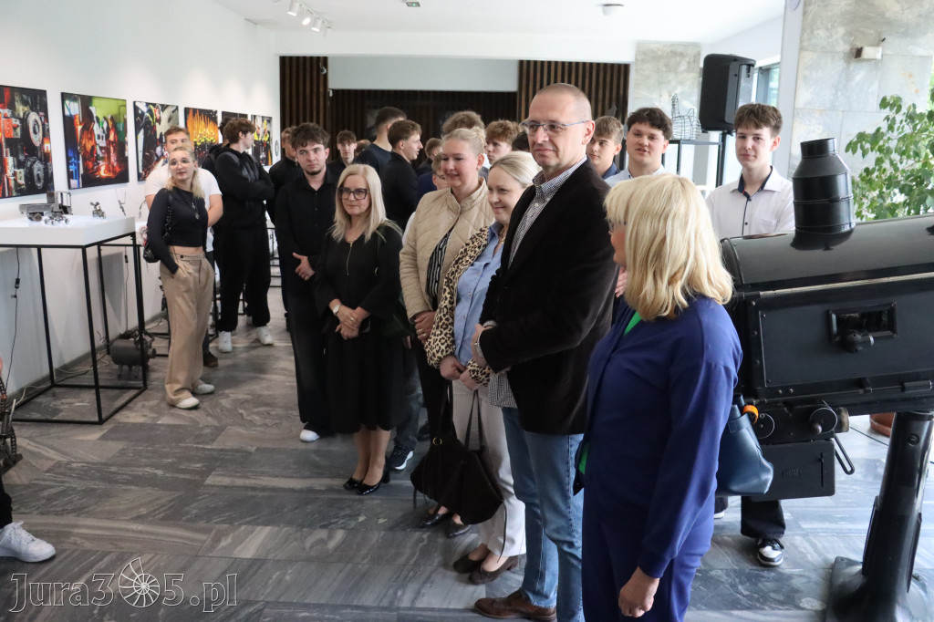 Fotorelacja: „Lato na propsie” - wernisaż wystawy w MOK Zawiercie