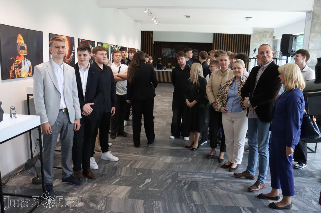 Fotorelacja: „Lato na propsie” - wernisaż wystawy w MOK Zawiercie