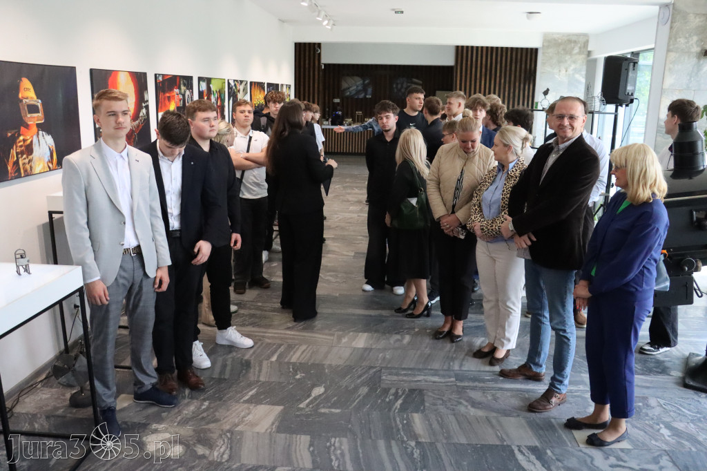 Fotorelacja: „Lato na propsie” - wernisaż wystawy w MOK Zawiercie