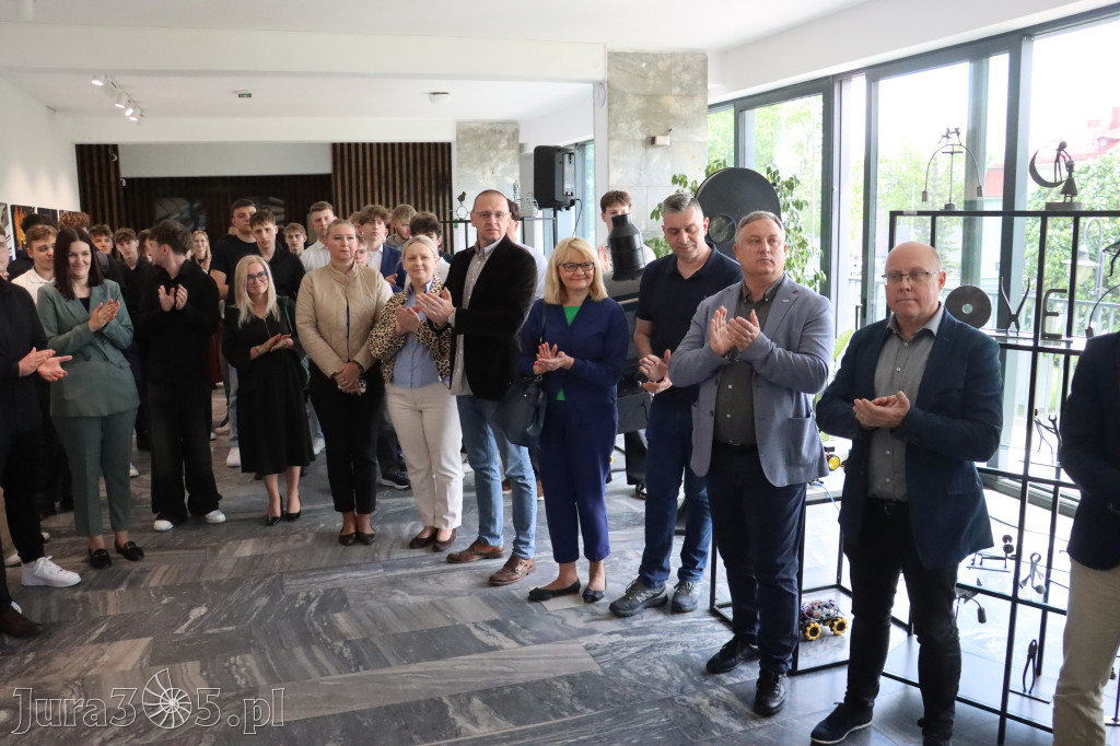 Fotorelacja: „Lato na propsie” - wernisaż wystawy w MOK Zawiercie
