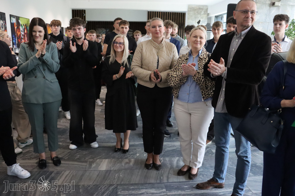 Fotorelacja: „Lato na propsie” - wernisaż wystawy w MOK Zawiercie
