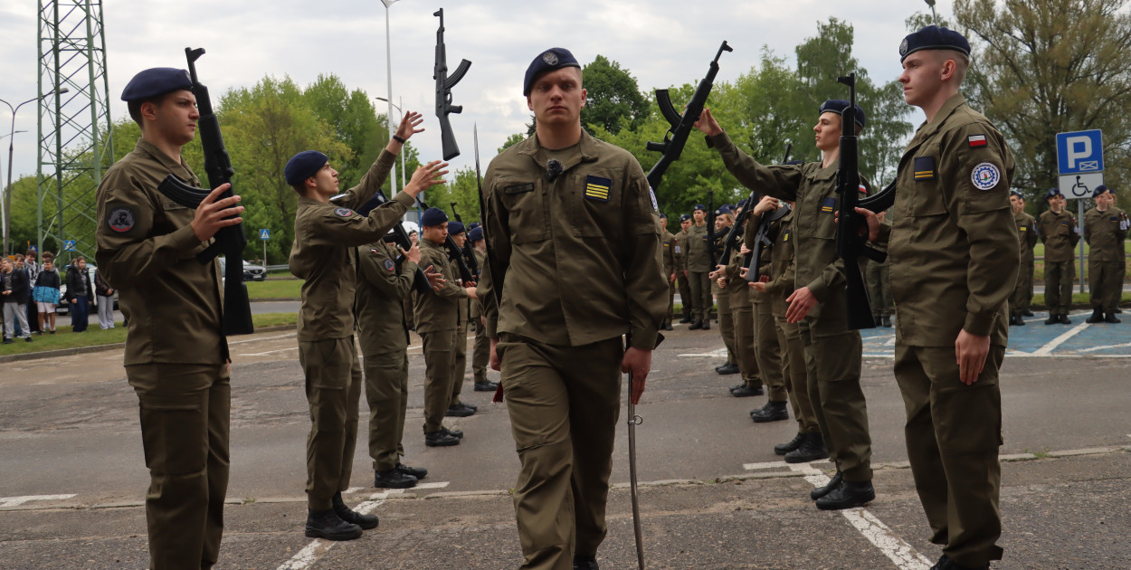 Fotorelacja: Pokaz Musztry Paradnej w wykonaniu uczniów Kwiatkowskiego w Myszkowie