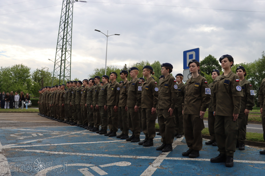 Fotorelacja: Pokaz Musztry Paradnej w wykonaniu uczniów Kwiatkowskiego w Myszkowie