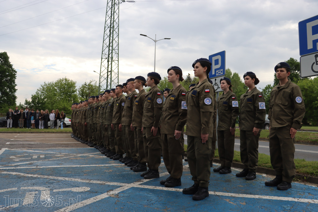 Fotorelacja: Pokaz Musztry Paradnej w wykonaniu uczniów Kwiatkowskiego w Myszkowie
