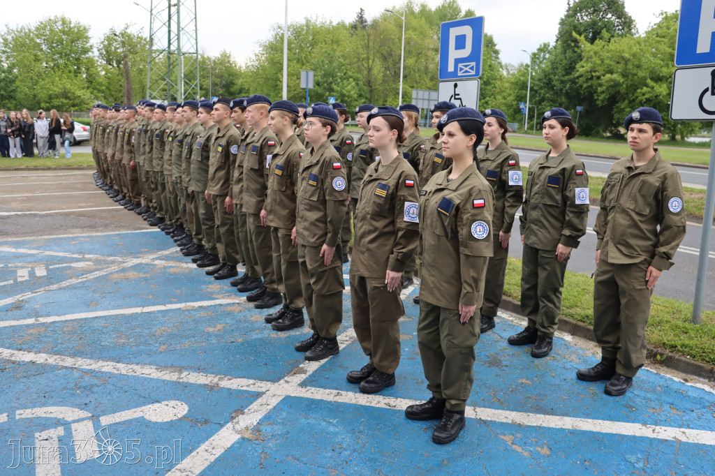 Fotorelacja: Pokaz Musztry Paradnej w wykonaniu uczniów Kwiatkowskiego w Myszkowie