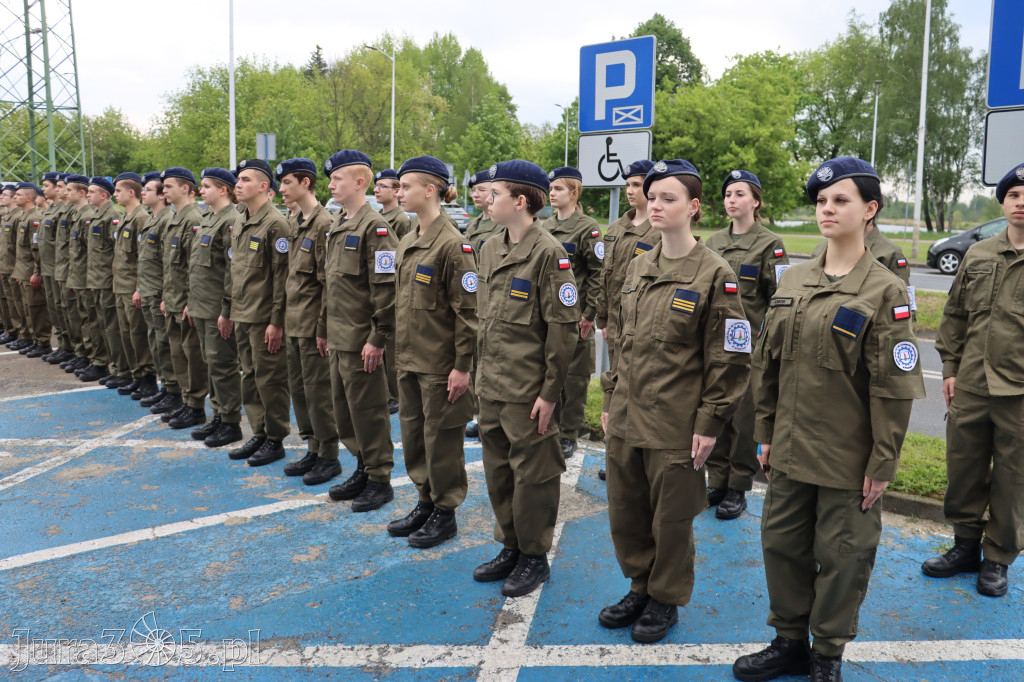 Fotorelacja: Pokaz Musztry Paradnej w wykonaniu uczniów Kwiatkowskiego w Myszkowie