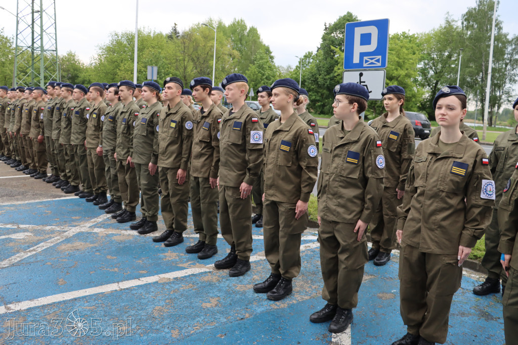 Fotorelacja: Pokaz Musztry Paradnej w wykonaniu uczniów Kwiatkowskiego w Myszkowie