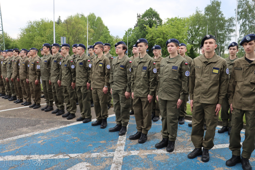 Fotorelacja: Pokaz Musztry Paradnej w wykonaniu uczniów Kwiatkowskiego w Myszkowie