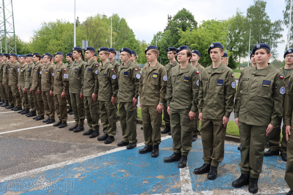Fotorelacja: Pokaz Musztry Paradnej w wykonaniu uczniów Kwiatkowskiego w Myszkowie