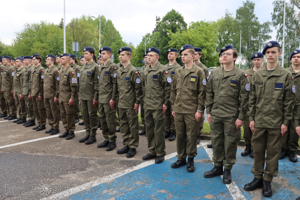 Fotorelacja: Pokaz Musztry Paradnej w wykonaniu uczniów Kwiatkowskiego w Myszkowie