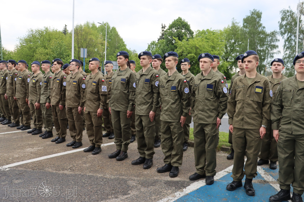 Fotorelacja: Pokaz Musztry Paradnej w wykonaniu uczniów Kwiatkowskiego w Myszkowie