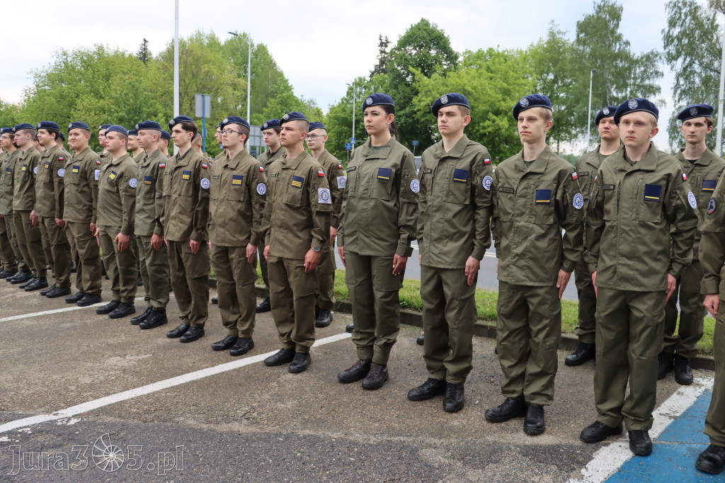Fotorelacja: Pokaz Musztry Paradnej w wykonaniu uczniów Kwiatkowskiego w Myszkowie