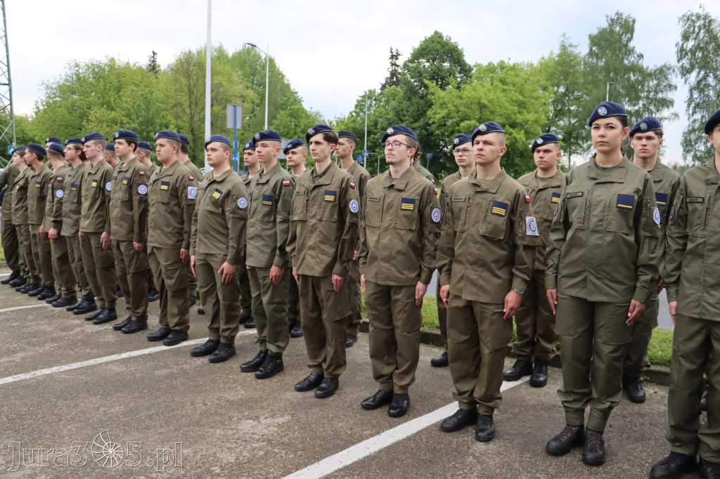 Fotorelacja: Pokaz Musztry Paradnej w wykonaniu uczniów Kwiatkowskiego w Myszkowie