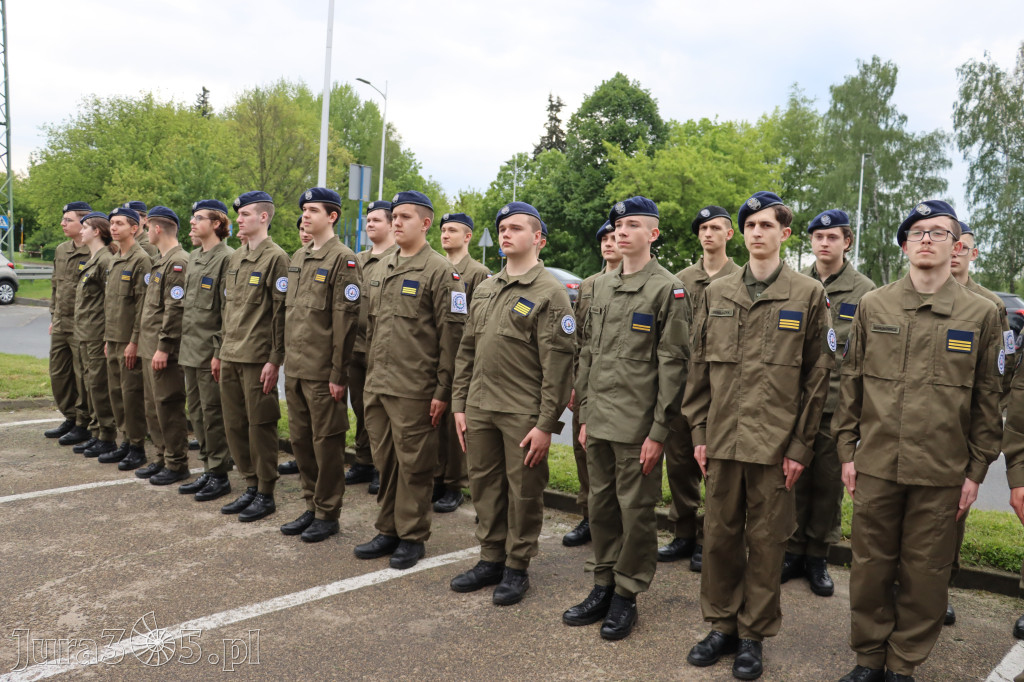 Fotorelacja: Pokaz Musztry Paradnej w wykonaniu uczniów Kwiatkowskiego w Myszkowie