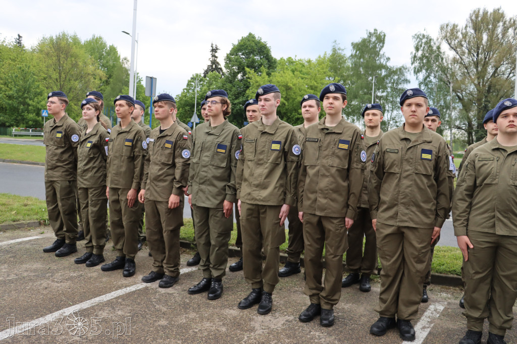 Fotorelacja: Pokaz Musztry Paradnej w wykonaniu uczniów Kwiatkowskiego w Myszkowie
