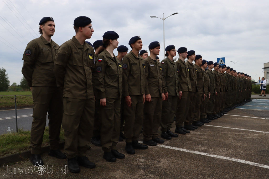 Fotorelacja: Pokaz Musztry Paradnej w wykonaniu uczniów Kwiatkowskiego w Myszkowie