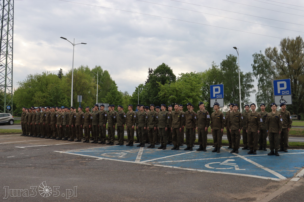 Fotorelacja: Pokaz Musztry Paradnej w wykonaniu uczniów Kwiatkowskiego w Myszkowie