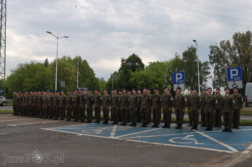 Fotorelacja: Pokaz Musztry Paradnej w wykonaniu uczniów Kwiatkowskiego w Myszkowie