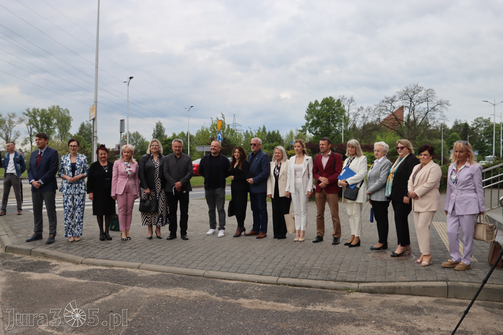 Fotorelacja: Pokaz Musztry Paradnej w wykonaniu uczniów Kwiatkowskiego w Myszkowie